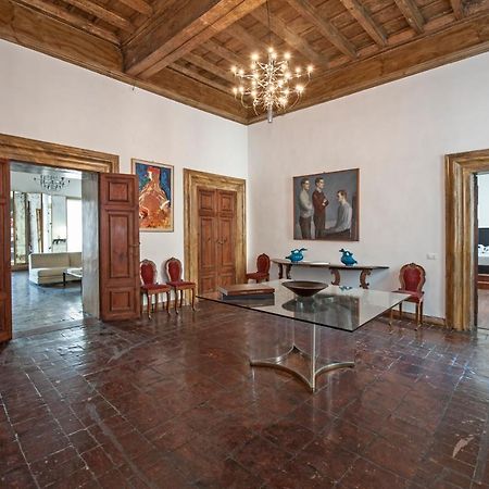 Ancient Palace In Downtown Roma Exterior foto
